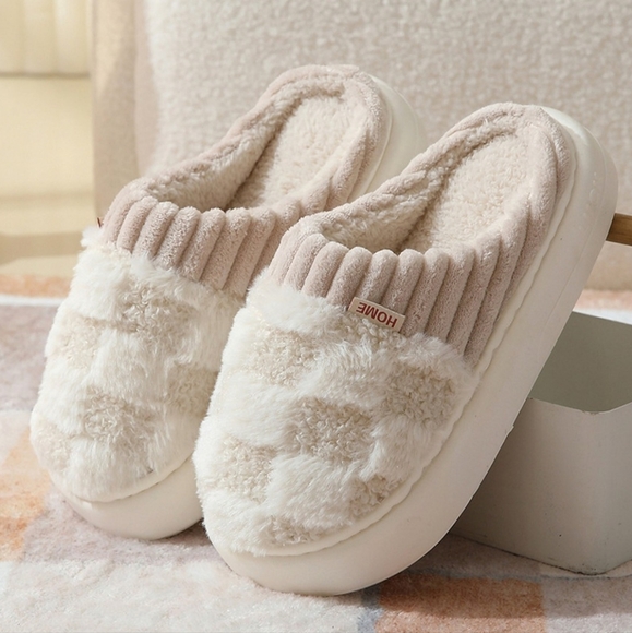 #315 SALE 🛑8 NEW! Checkered Fuzzy Warmies SLIPPERS - Picture 1 of 1